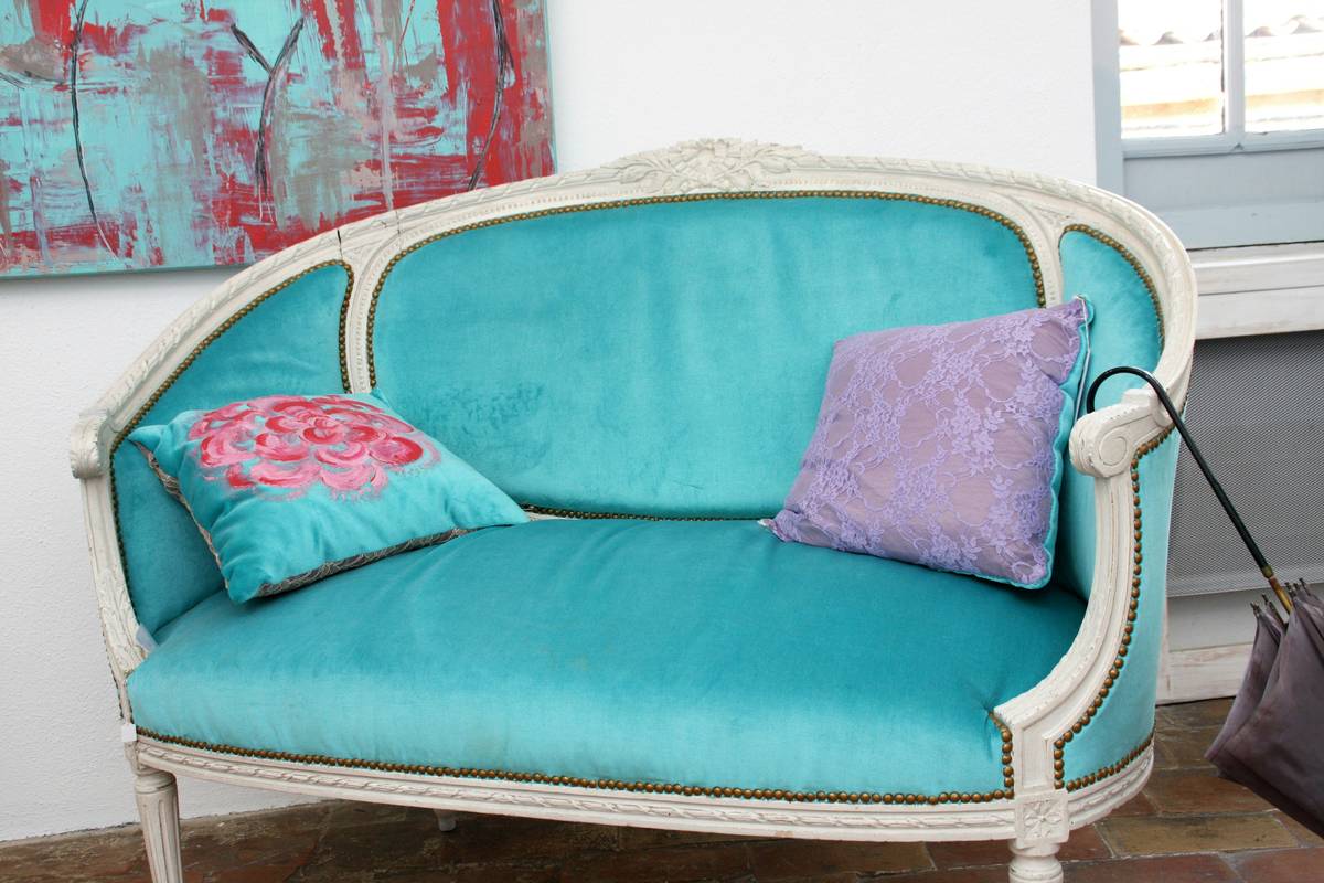 Why Your Living Room Love Seat Is Secretly Sabotaging Your Space (And How to Fix It)